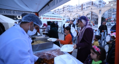 Büyükşehir iftar çadırlarında vatandaşlar aynı sofrada buluşuyor