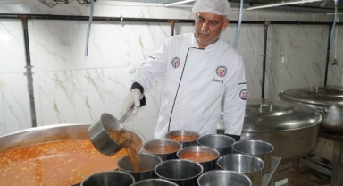 Haliliye'de binlerce kişiye iftar yemeği ulaştırılıyor