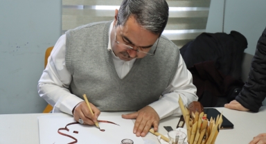 Hat sanatına gönül veren imam, yeni hattatlar yetiştiriyor