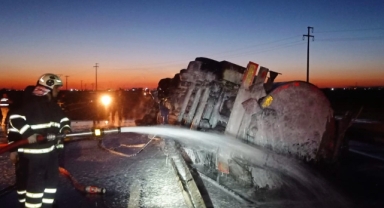 Mardin-Şanlıurfa karayolunda devrilen akaryakıt yüklü tanker alev aldı