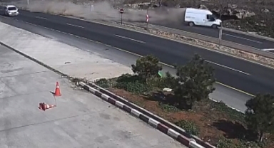 Şanlıurfa'da 2 kişinin yaralandığı panelvan kazası güvenlik kamerasında