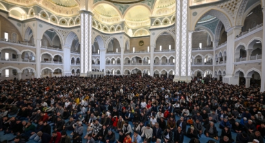 Şanlıurfa'da Kadir Gecesi dualarla idrak edildi