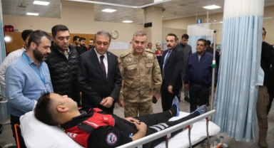 Şanlıurfa'da motosikletli yunus timi otomobille çarpıştı: 2 polis yaralandı