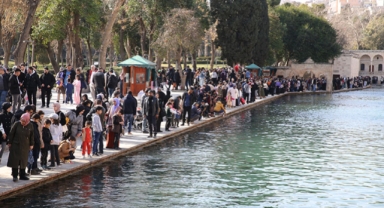 Şanlıurfa'daki Balıklıgöl'de bayram yoğunluğu