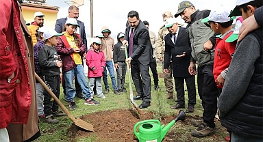Şanlıurfa'nın ilçesinde 10 bin fidan dikildi