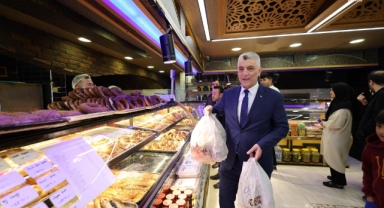 Bakan Bolat'dan "boykota" alışverişli tepki