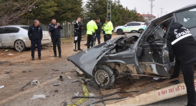 Feci kazada araba kağıt gibi katlandı: Ölü ve yaralılar var