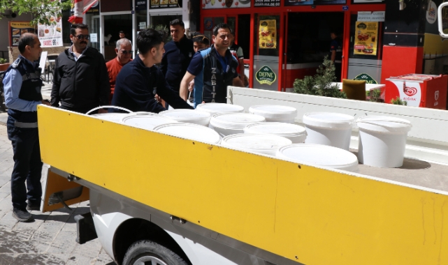 Haliliye&#039;de denetimler esnasında 247 kg salçaya el konuldu
