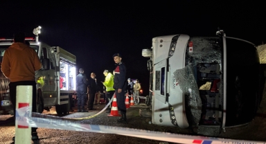 İşçileri taşıyan otobüs kaza yaptı: çok sayıda yaralı var