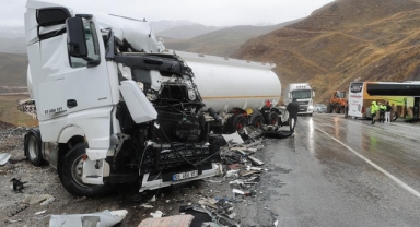 Otobüs ile yakıt tankeri çarpıştı: Çok sayıda yaralı var