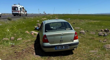 Şanlıurfa'da otomobil şarampole devrildi
