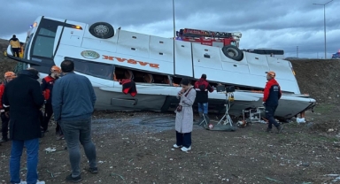 Sivas'ta yolcu otobüsü devrildi: 2 ölü, 23 yaralı