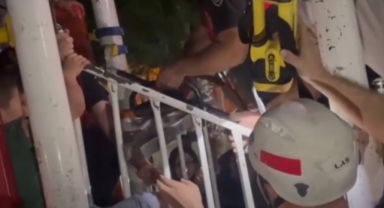 Parkta oyun oynarken ayağı demir çubuklara sıkıştı