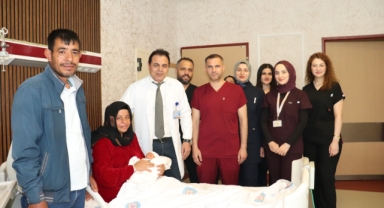 Şanlıurfa'da 15 yıl sonra çocuk sahibi olan aile bebeğine doktorunun adını verdi