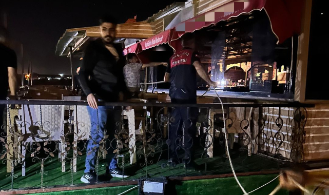 Şanlıurfa'da halatı kopan duba restoran nehirde sürüklendi