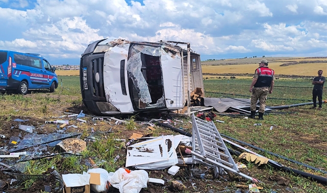 Şanlıurfa'da kamyonet devrildi: 3 yaralı