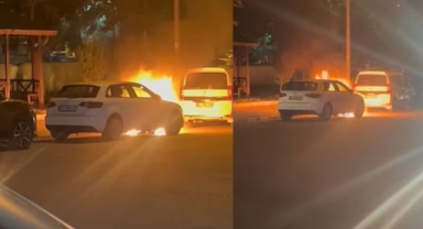 Şanlıurfa'da park halindeki otomobil alev alev yandı