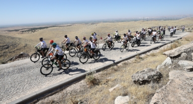 Şanlıurfa'da 160 bisiklet tutkunu Göbeklitepe'ye pedal çevirdi