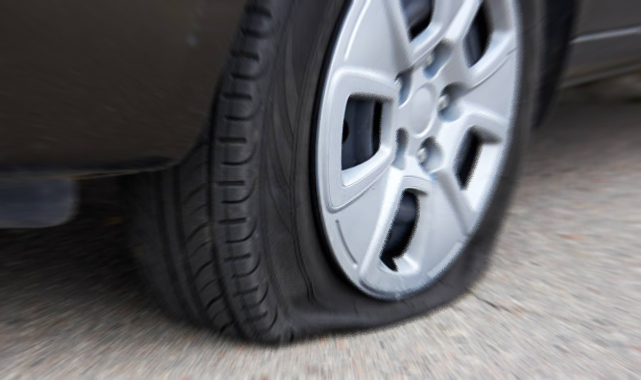 Şanlıurfa&#039;da bir AVM&#039;de 16 aracın lastiği kesildi