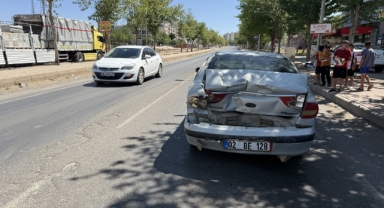 Şanlıurfa'da tırın çarptığı otomobildeki 6 kişi yaralandı