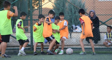 Karaköprü'de çocuklar yaz tatilini futbol kursunda değerlendiriyor