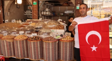 Şanlıurfa, büyükşehir belediyesinin dağıttığı bayraklarla donatıldı