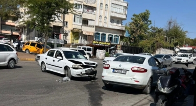 Şanlıurfa'da iki otomobil çarpıştı: 2 yaralı