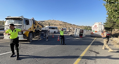 Şanlıurfa'da işçi servisi otomobille çarpıştı: 13 yaralı var