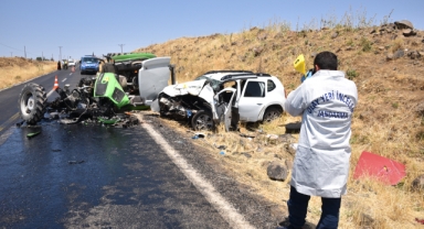Şanlıurfa'da otomobil ile traktör çarpıştı: 1 ölü, 2 yaralı