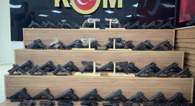 Şanlıurfa'da otomobilin motor kısmında çok sayıda tabanca ele geçirildi