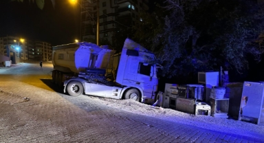 Şanlıurfa'da park halindeki TIR tamirci dükkanına girdi