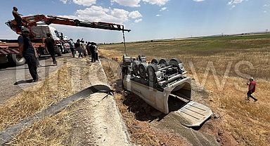 Şanlıurfa'da şarampole devrilen tırda iki kişi sıkıştı
