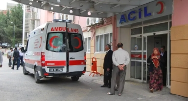 Şanlıurfa'da tıra çarpan kamyonetin sürücüsü yaralandı