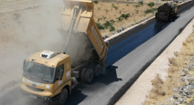 Büyükşehir, Hilvan’da 7 kilometrelik grup yolunu sathi kaplama ile yeniledi