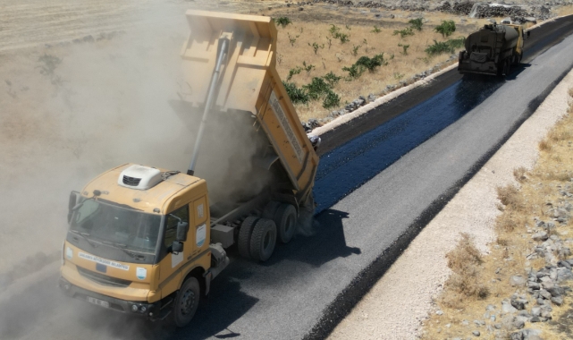 Büyükşehir, Hilvan’da 7 kilometrelik grup yolunu sathi kaplama ile yeniledi