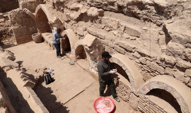 Harran Ören Yeri&#039;ndeki ekipler, kavurucu sıcaklara rağmen kazı yapıyor