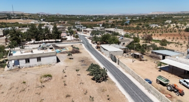 Karaköprü kırsalında kış öncesi yollarda sathi asfalt seriliyor