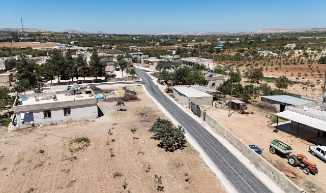Karaköprü kırsalında kış öncesi yollarda sathi asfalt seriliyor