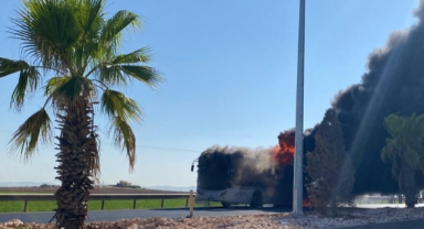 Şanlıurfa'da belediye otobüsü alev alev yandı