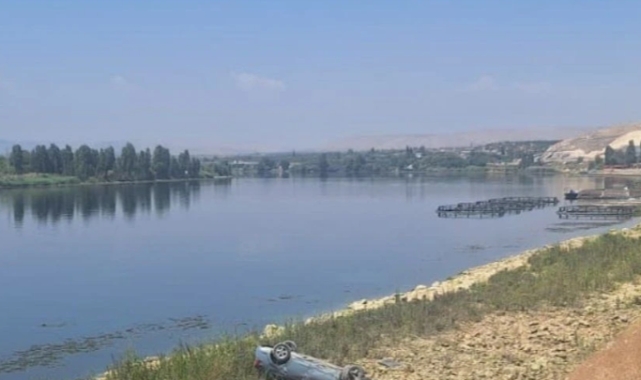 Şanlıurfa&#039;da bir otomobil Fırat Nehri&#039;ne yuvarlandı