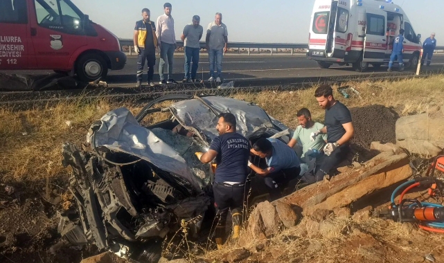 Şanlıurfa&#039;da devrilen otomobildeki 2 kişi öldü, 3 kişi yaralandı