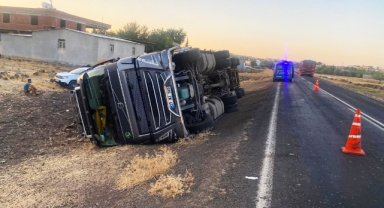 Şanlıurfa'da hayvan yüklü tırın devrilmesi sonucu 2 kişi yaralandı