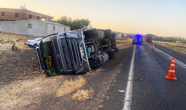 Şanlıurfa&#039;da hayvan yüklü tırın devrilmesi sonucu 2 kişi yaralandı