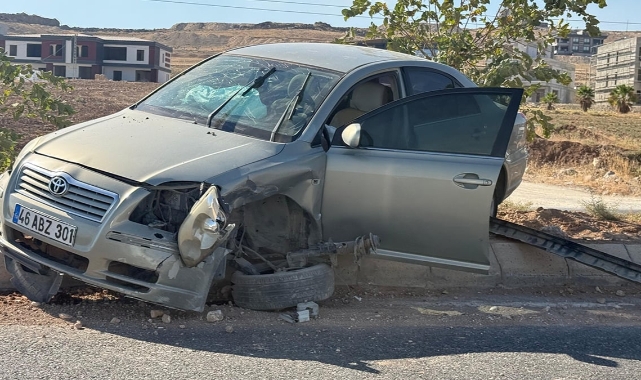 Şanlıurfa&#039;da kontrolden çıkan otomobilin sürücüsü yaralandı