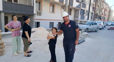 Şanlıurfa'da pencerede mahsur kalan kediyi itfaiye kurtardı
