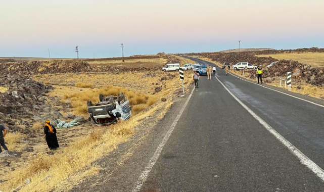 Şanlıurfa&#039;da şarampole devrilen pikaptaki 2 kişi yaralandı