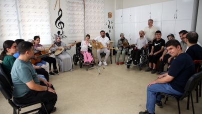 Şanlıurfa'da engelli bireyler enstrüman çalmayı öğreniyor