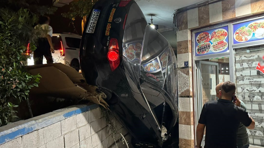 Şanlıurfa’da otomobil lokantaya daldı