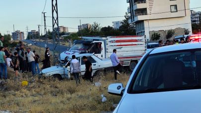 Siverek'te kamyonet otomobille çarpıştı: 3 yaralı