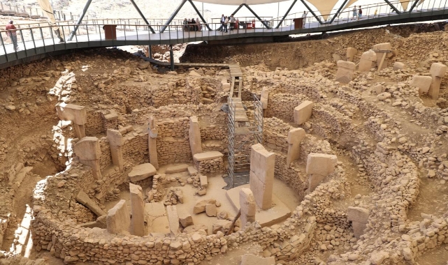 Bakan Ersoy, Göbeklitepe&#039;de insan heykelinin bulunduğunu duyurdu
